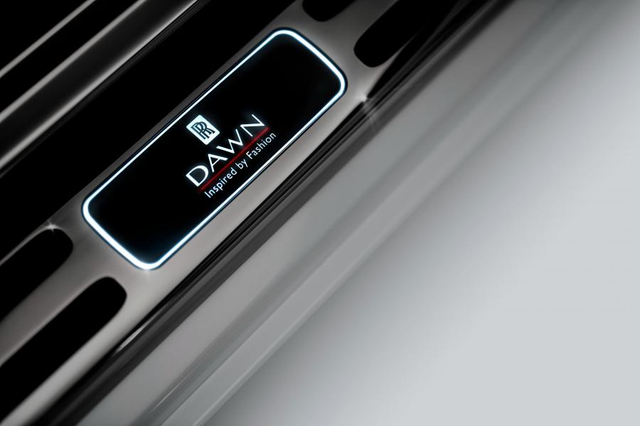 Логотип Rolls-Royce Dawn Inspired by Fashion 2016 года  (фото 9 из 9)